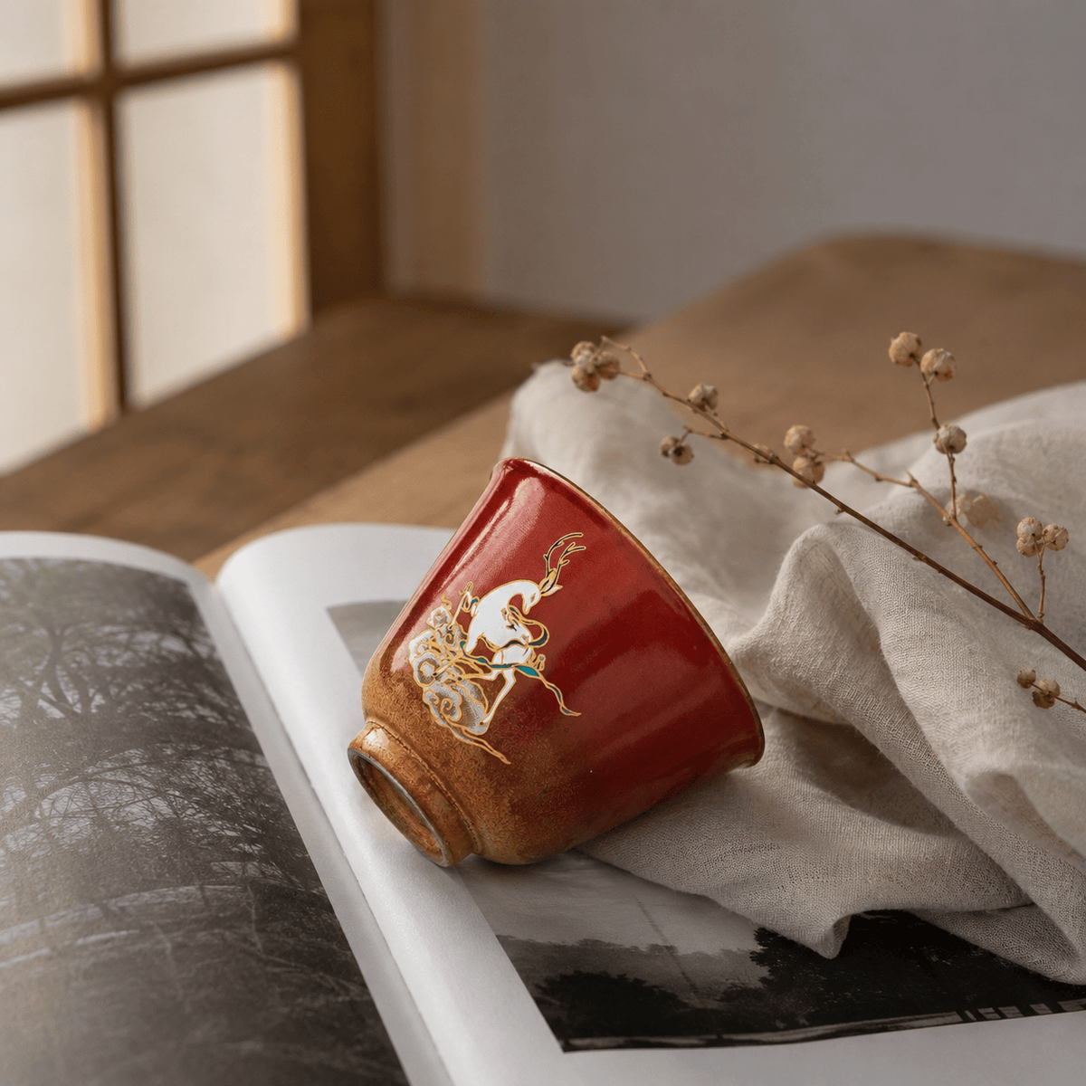朱釉金彩白鹿文湯呑