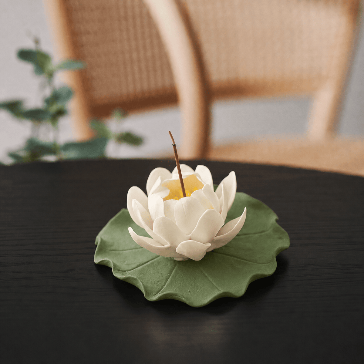 景徳鎮焼 白蓮のお香立て。